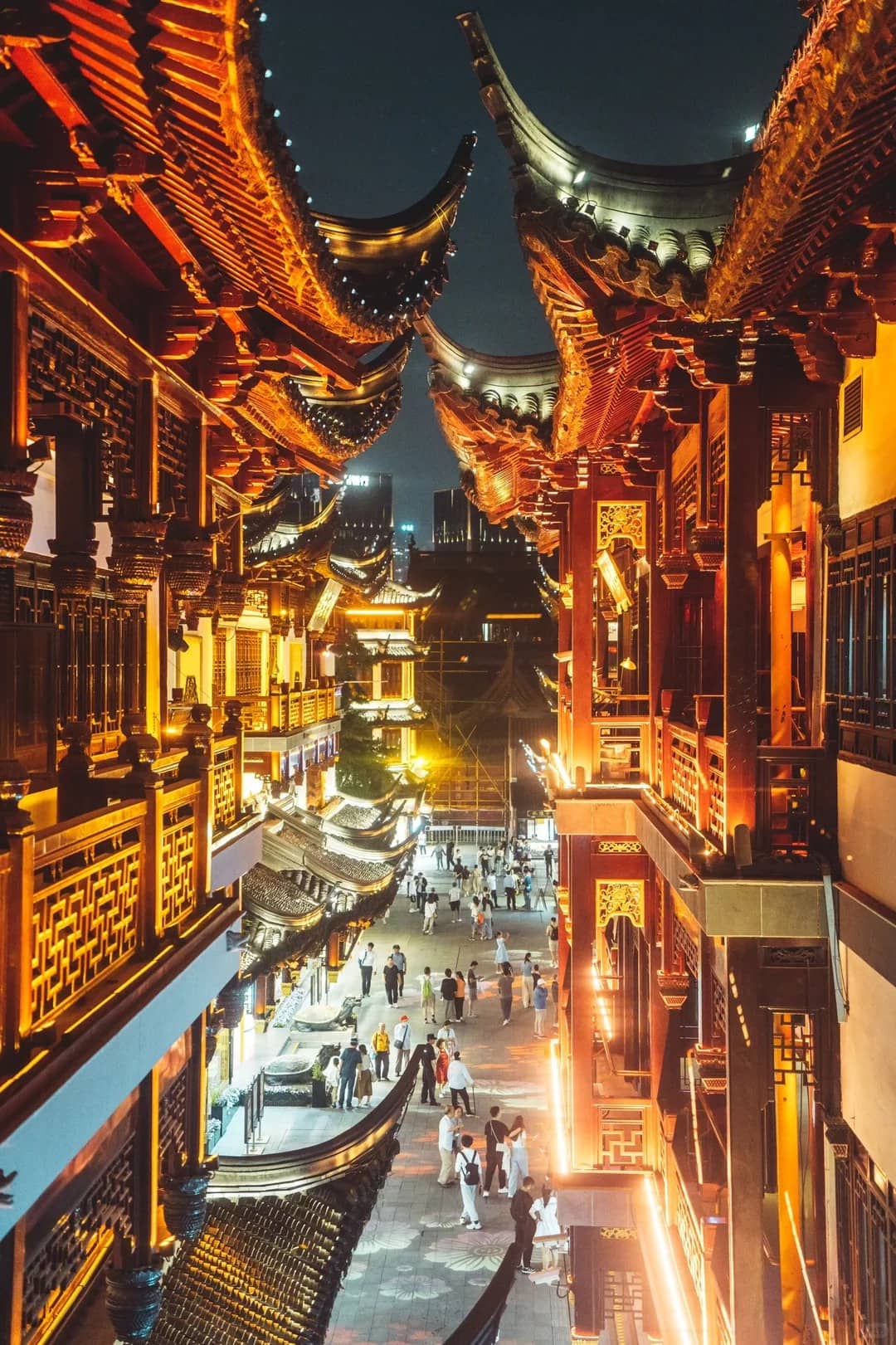 Lantern market crowd route photo