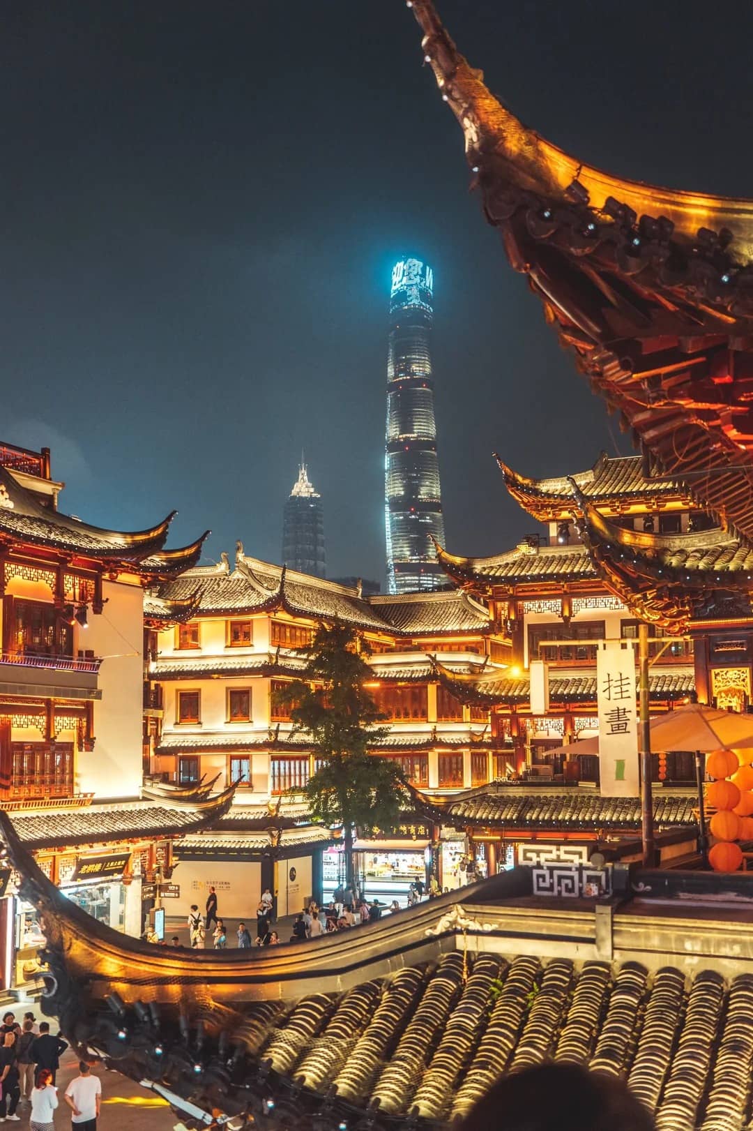Old-city live night flow route photo