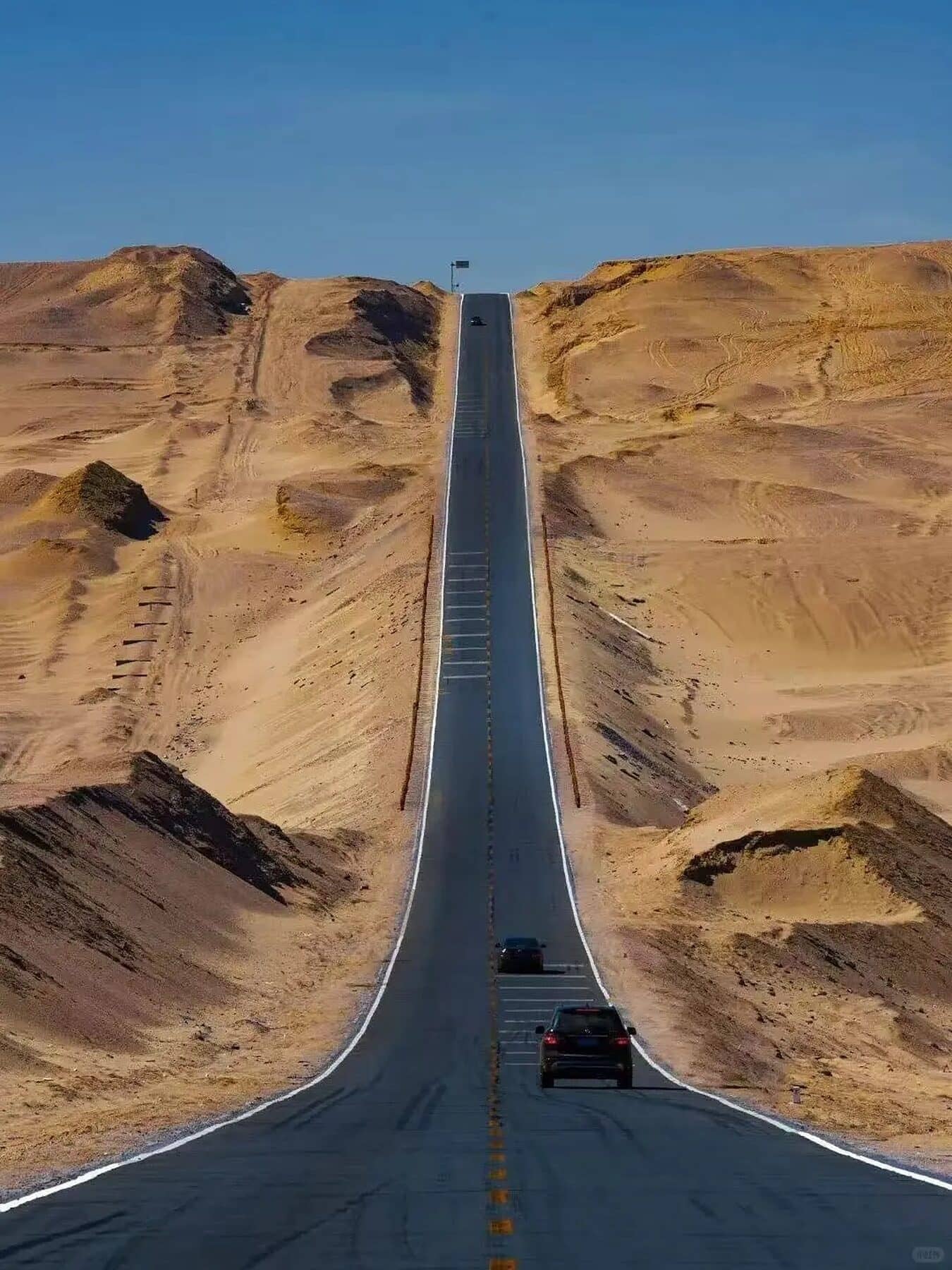 U-shaped road route photo
