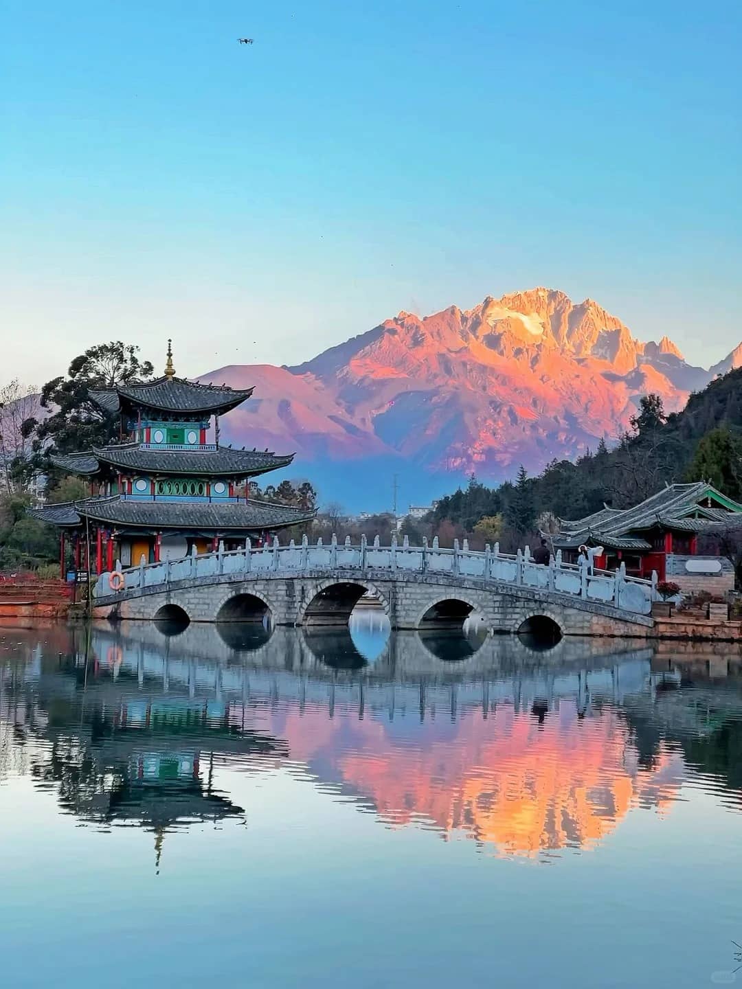 Lijiang sunrise mountain frame route photo