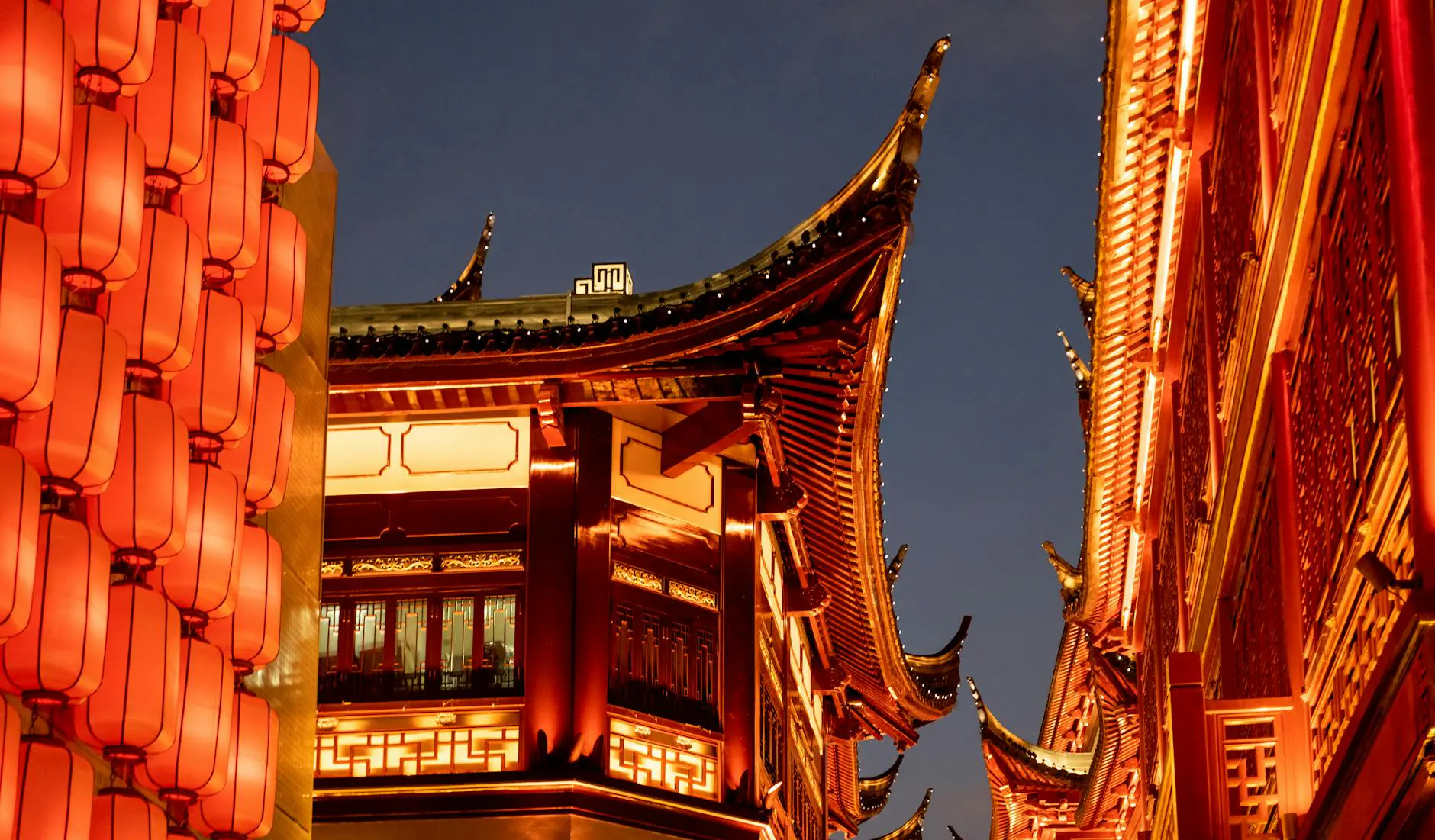 Shanghai Yuyuan old city warm night scene