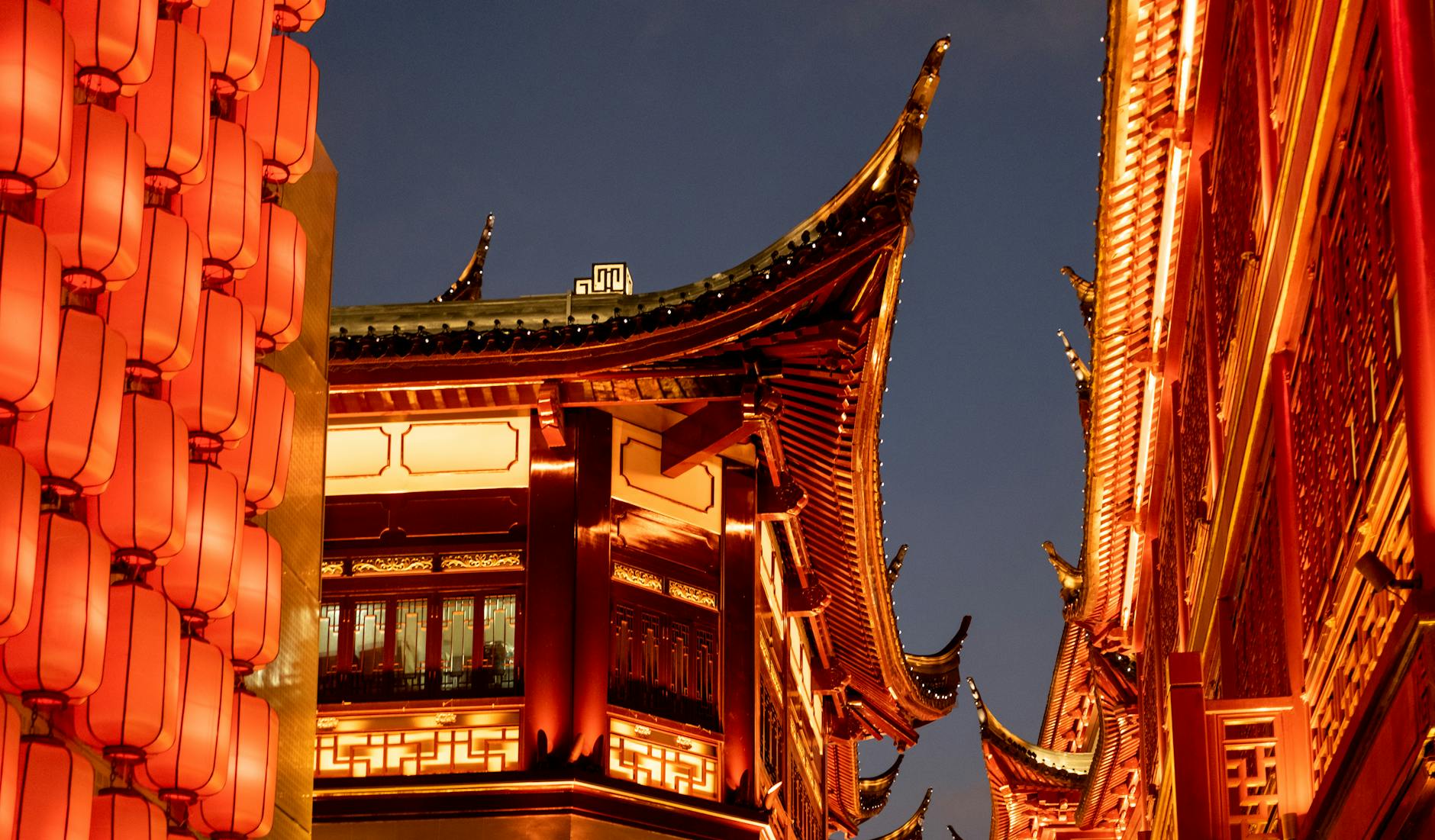 Shanghai Yuyuan old city warm night scene