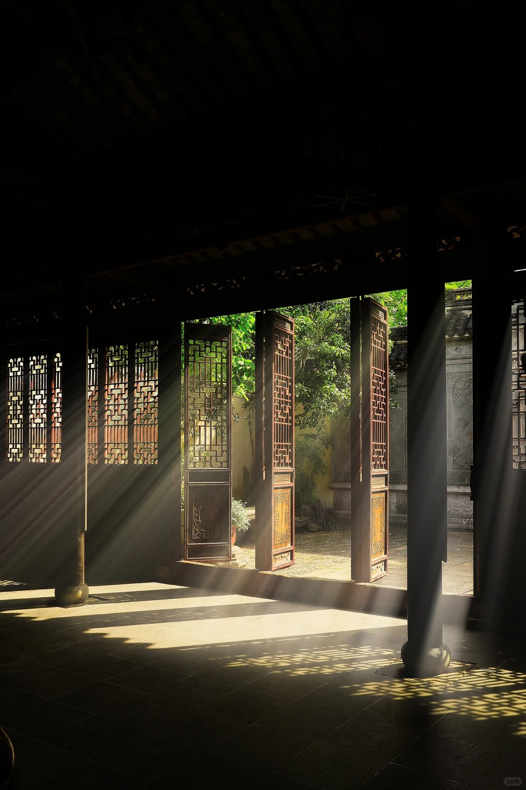 Suzhou garden doorway light route photo