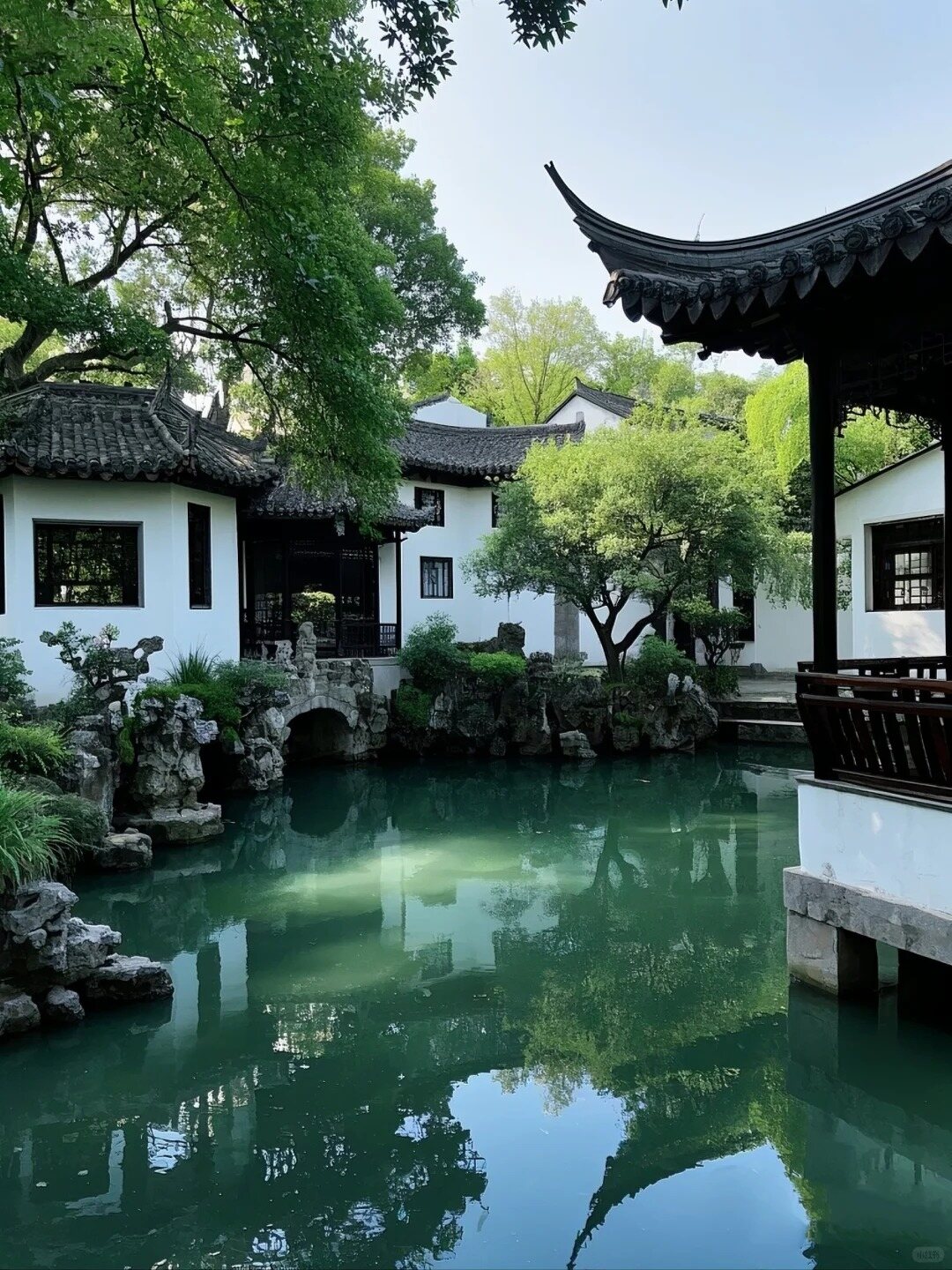 Suzhou garden pond for a Shanghai Suzhou Hangzhou route